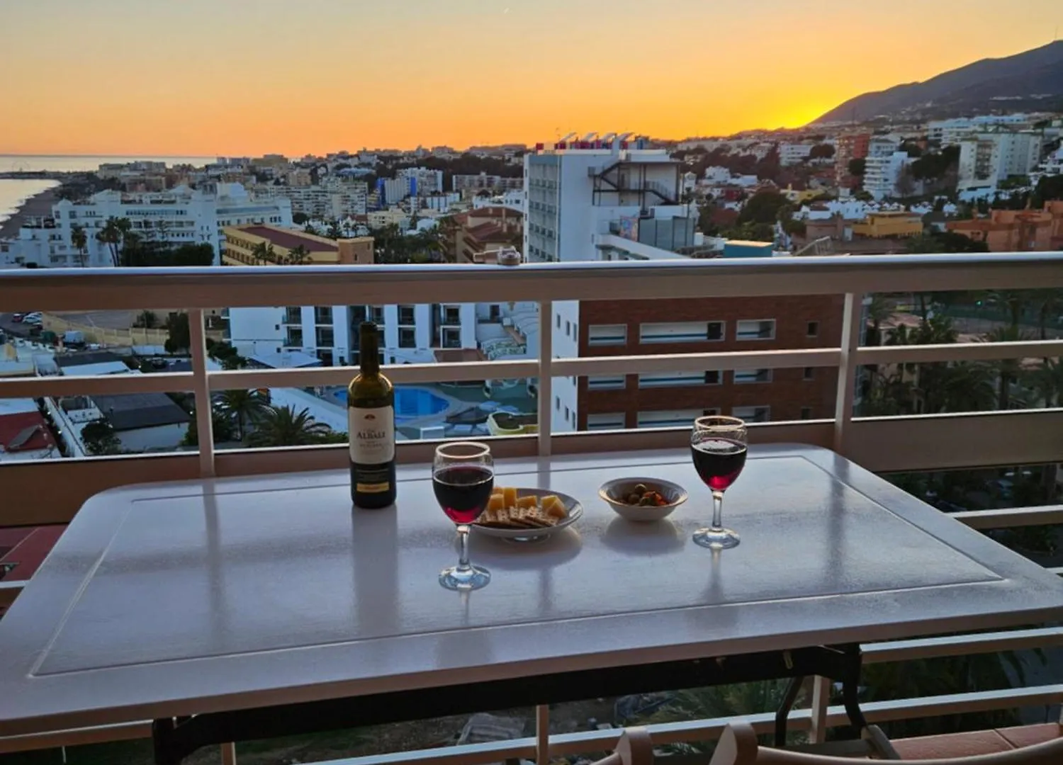 La Roca-Mediterraneo Views, 8Th Floor-New Kitchen- Pool- Parking-Air Conditioning, Ceiling Fans & Free Wifi Torremolinos Apartment